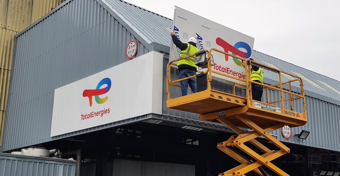 CSDPrint fit a large exterior sign at Total Energies